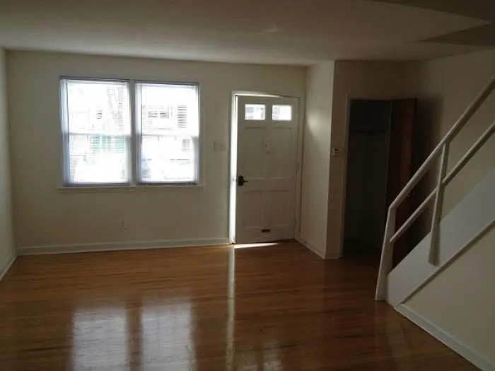 469 Kingsley St photo 1