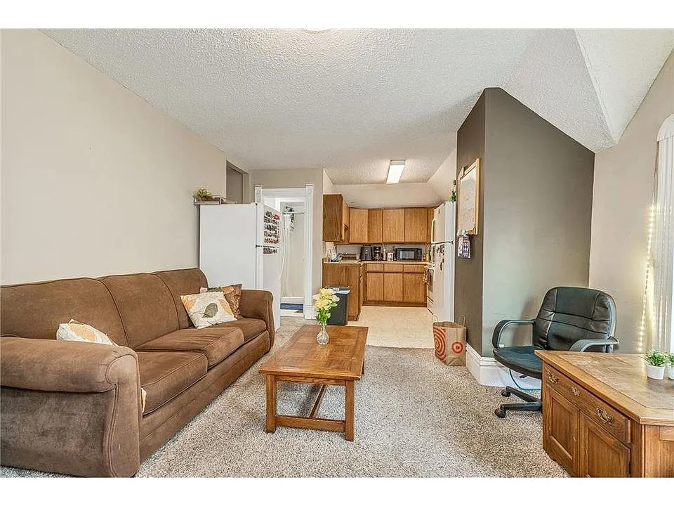 Building Photo - 1045 Cromwell Ave #3