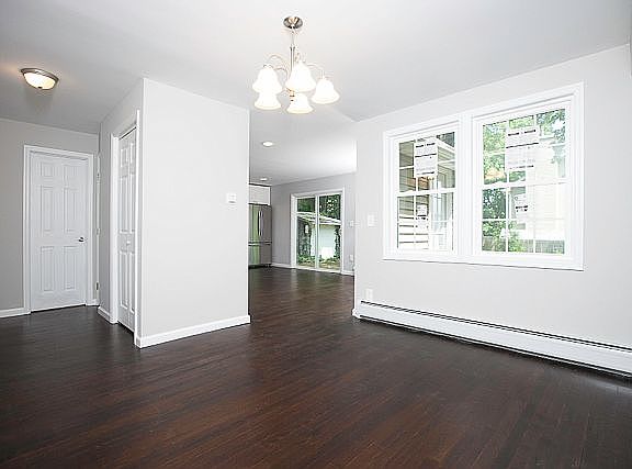 4th image of 10 Eastport Dr