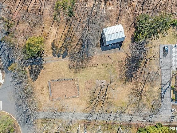 4th image of 510 W Saddle River Rd