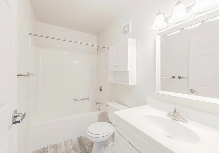 Highland House Apartments — Photo 37
