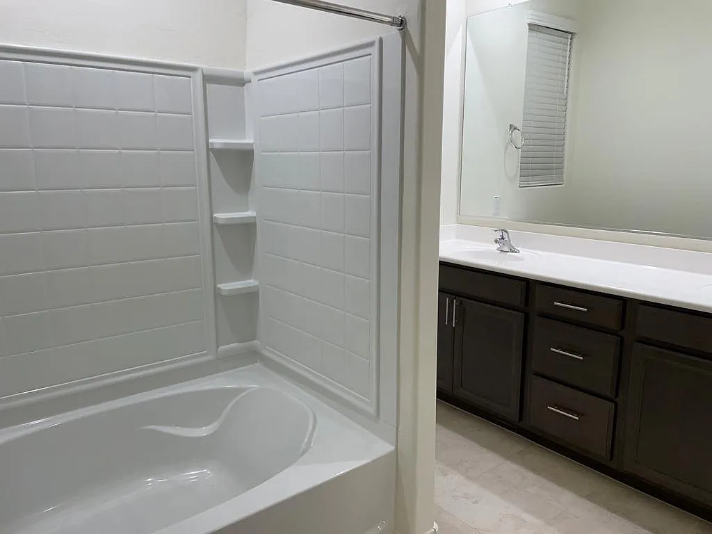 3 bed, 1874 sqft, $2,150 — Photo 3