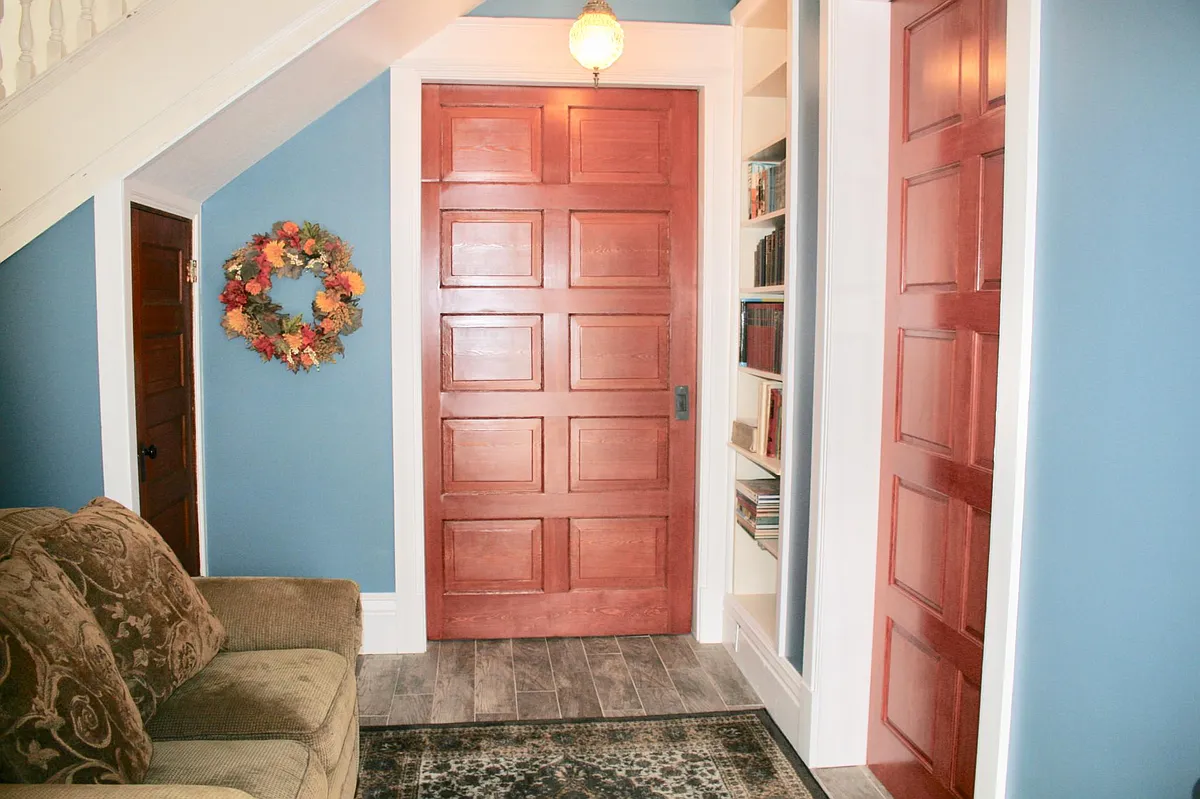 Front entry of building - 510 4th Ave N #2