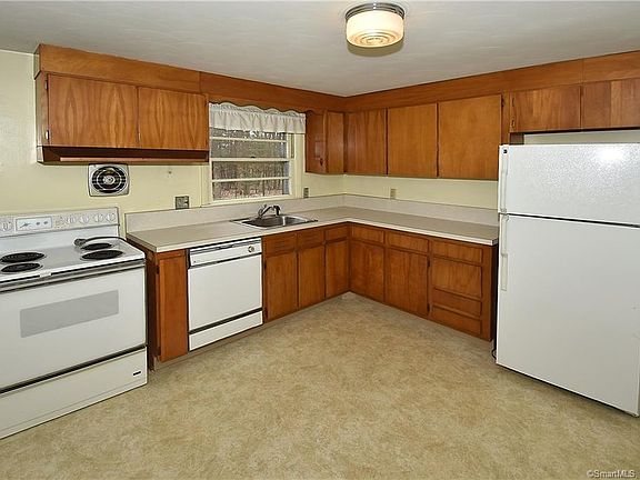 3rd image of 138 Oak St