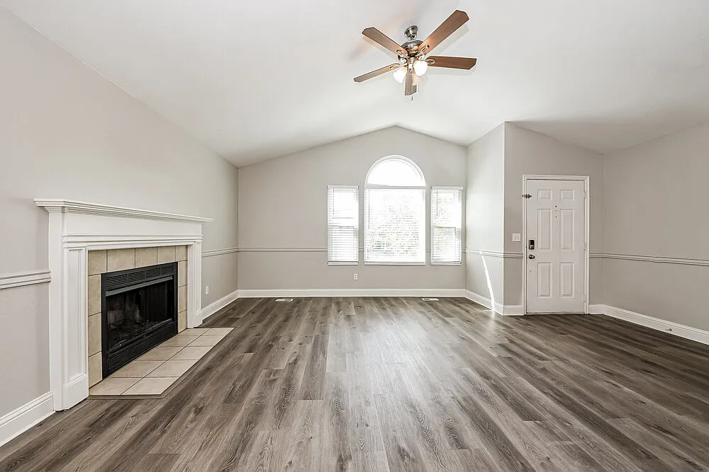 5 bed, 3.0 bath, 2516 sqft, $3,070 — Photo 4