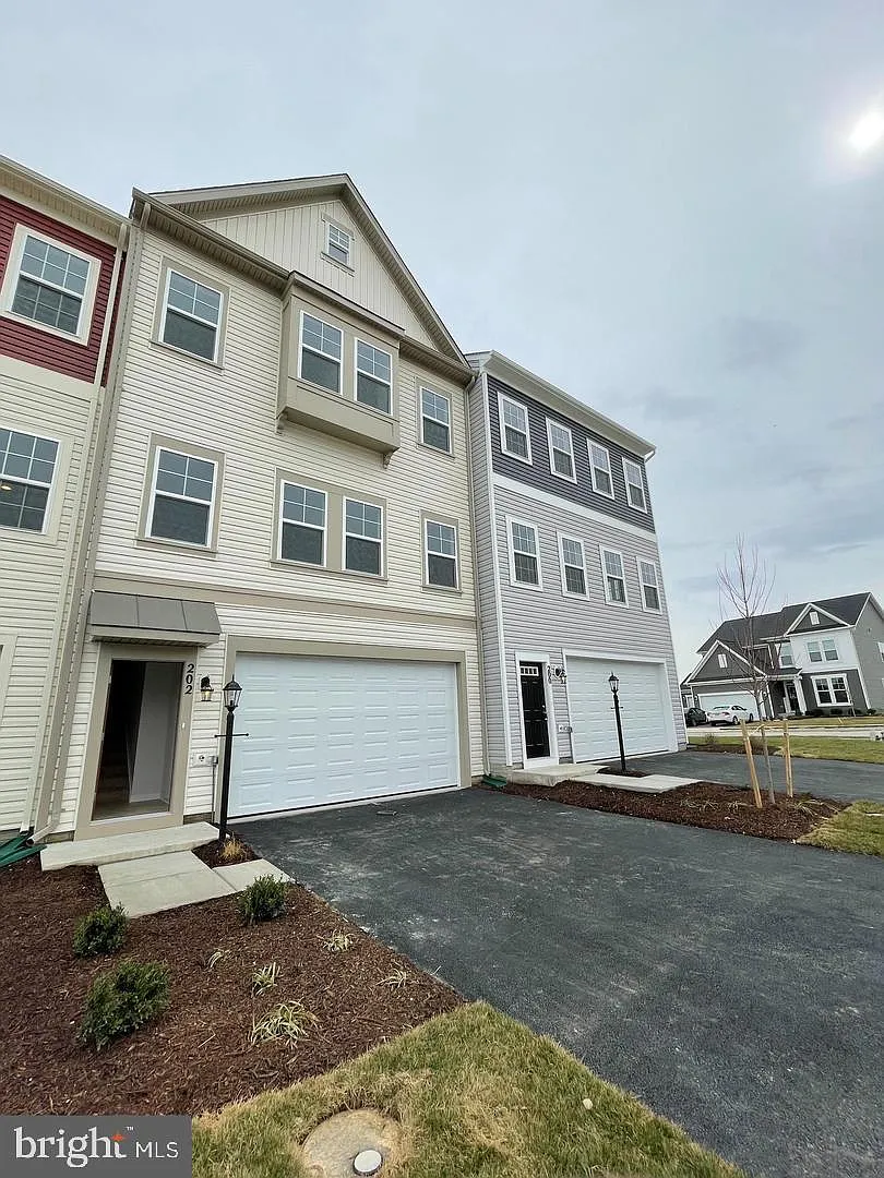 3 bed, 4.0 bath, 2714 sqft, $2,200 — Photo 3