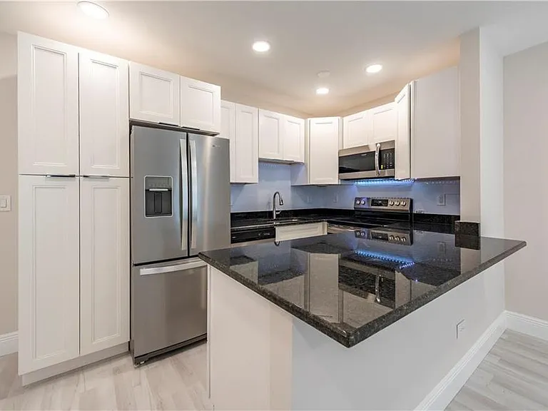628 NE 8th Ave #4 — Photo 1