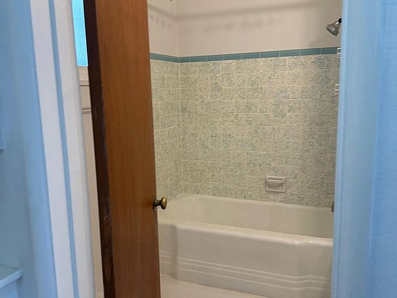3rd image of 471 E Ave