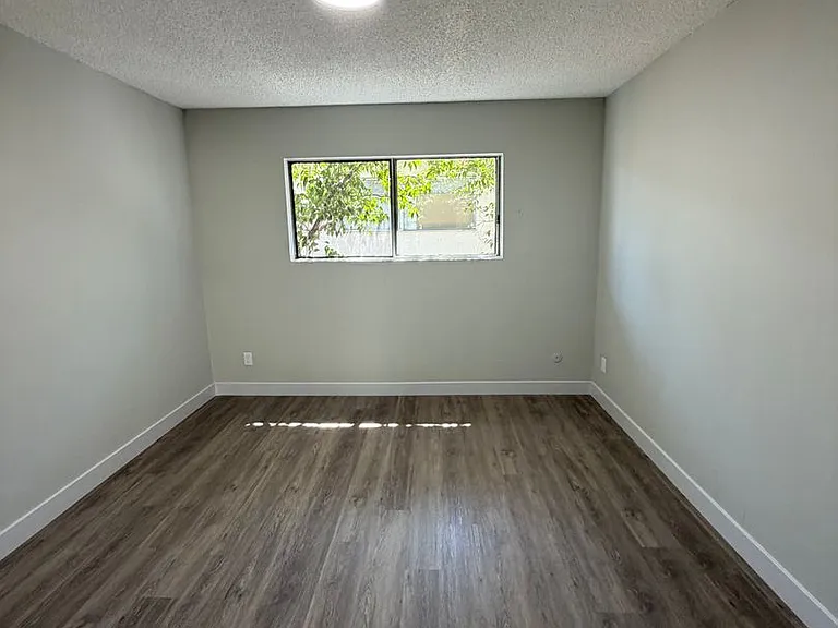 926 W 84th St — Photo 11