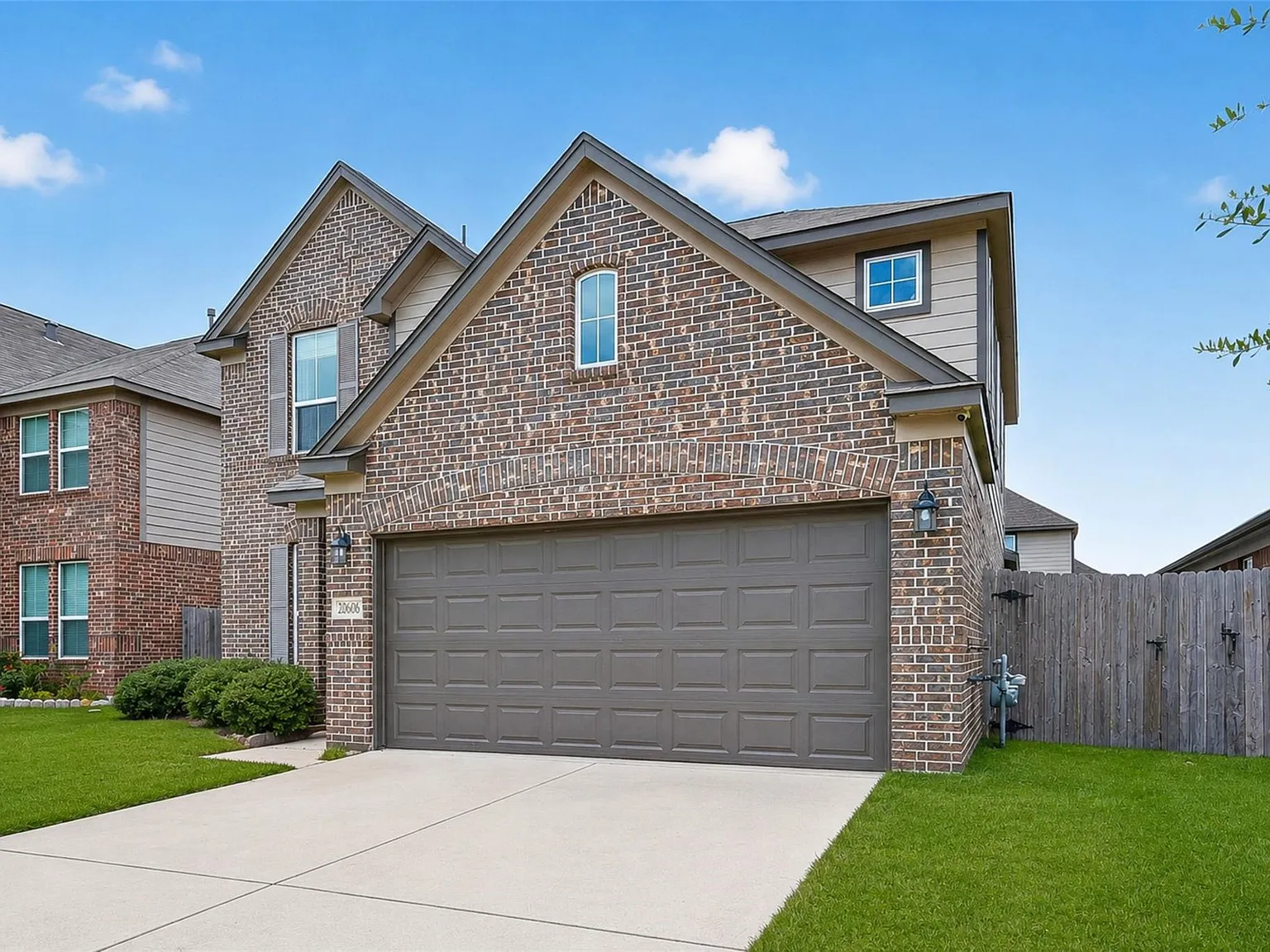 5 bed, 2.5 bath, 3150 sqft, $2,500 — Photo 2