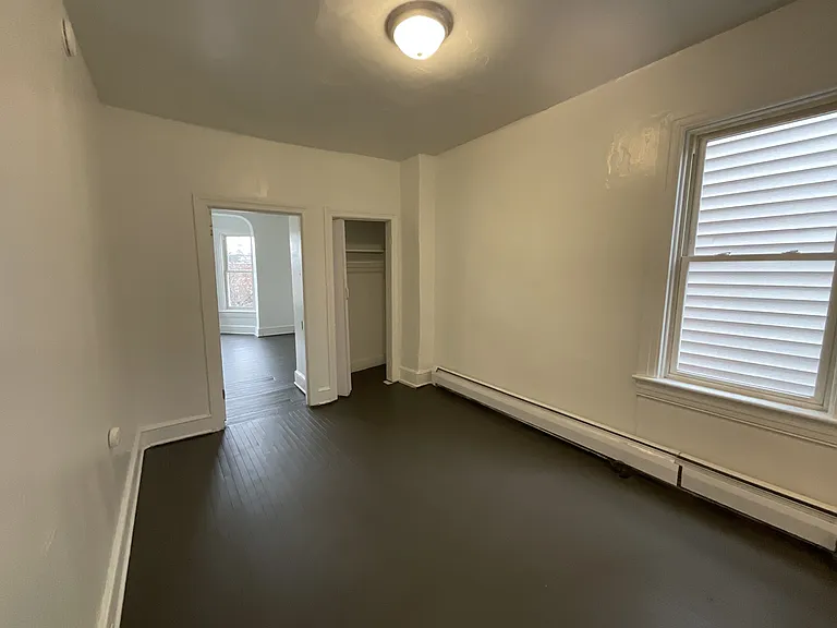 932 W Princess St — Photo 5