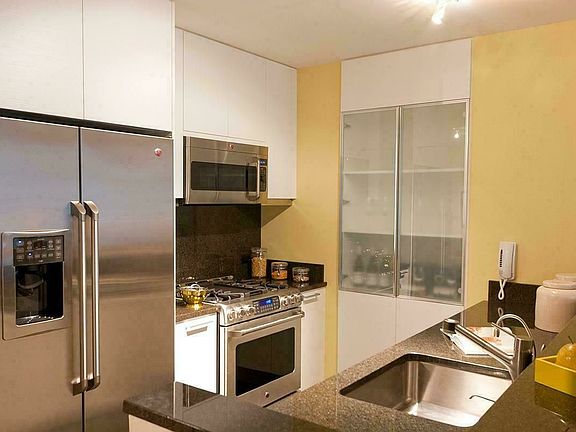 3rd image of 330 W 39th St APT 8F