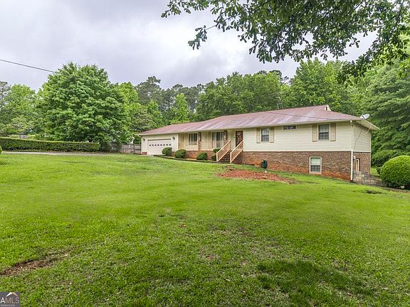 3rd image of 411 Hickory Ln
