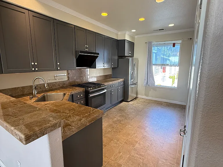 656 Grand Ter — Photo 6