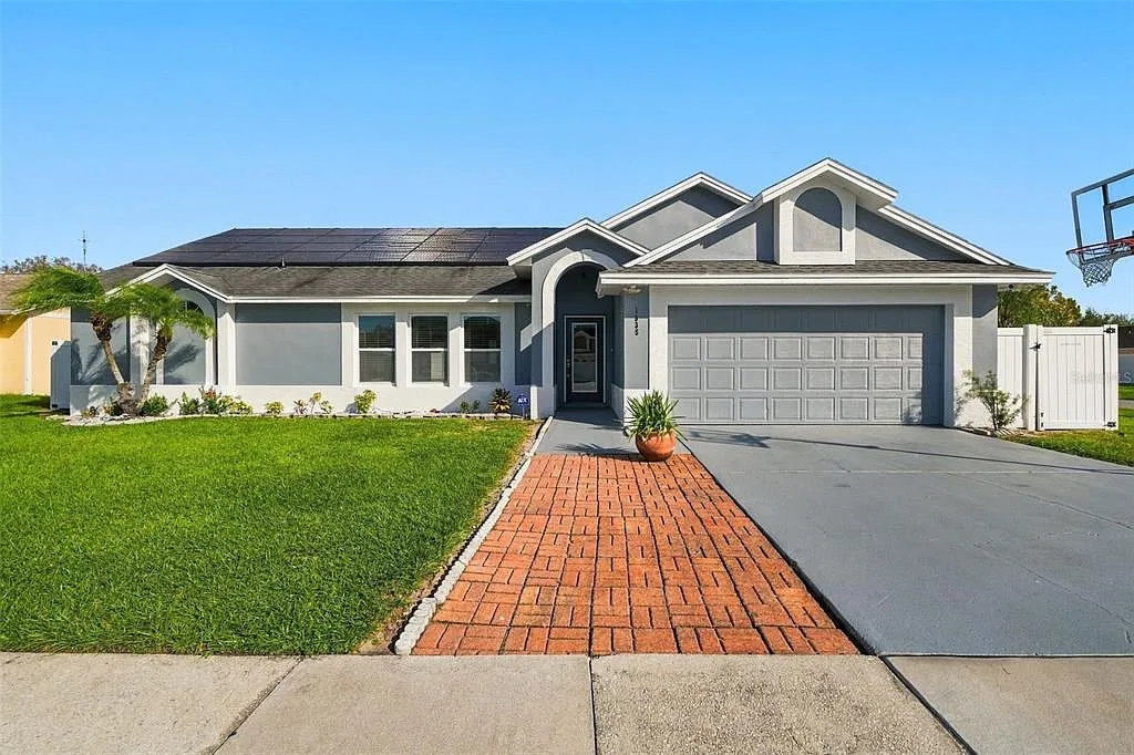 4 bed, 2.0 bath, 1899 sqft, $3,000 — Photo 1