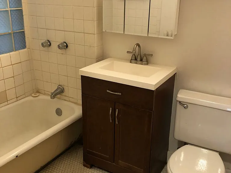 Newport Manor — Photo 3