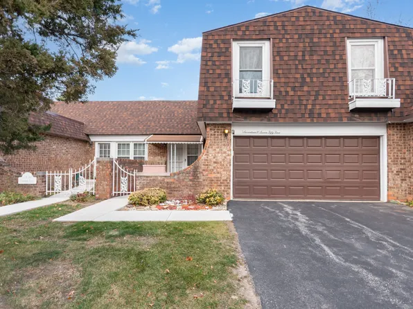 17W754 Standish Ln, Villa Park, IL 60181