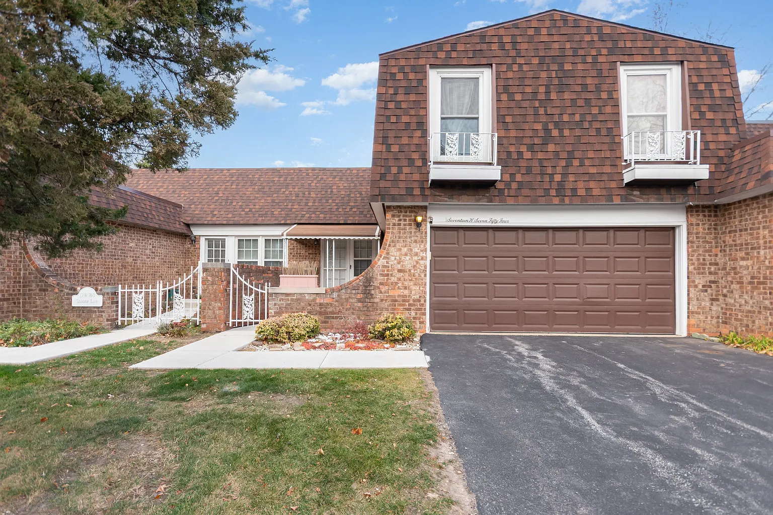 17W754 Standish Ln photo 1