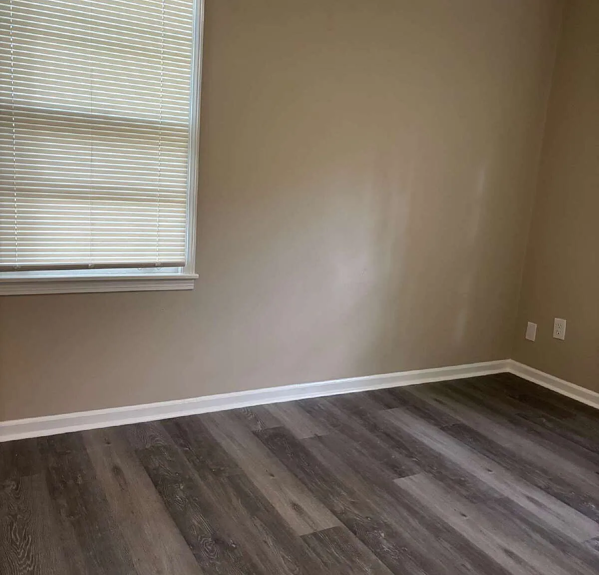 3 bed, 1.0 bath, 966 sqft, $1,300 — Photo 2