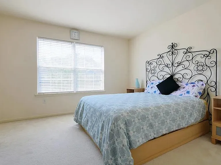4333 Creek Rd — Photo 2