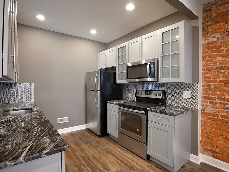 2515 Ingersoll St — Photo 2