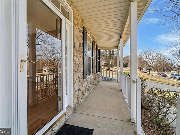 3rd image of 18 White Woods Ln