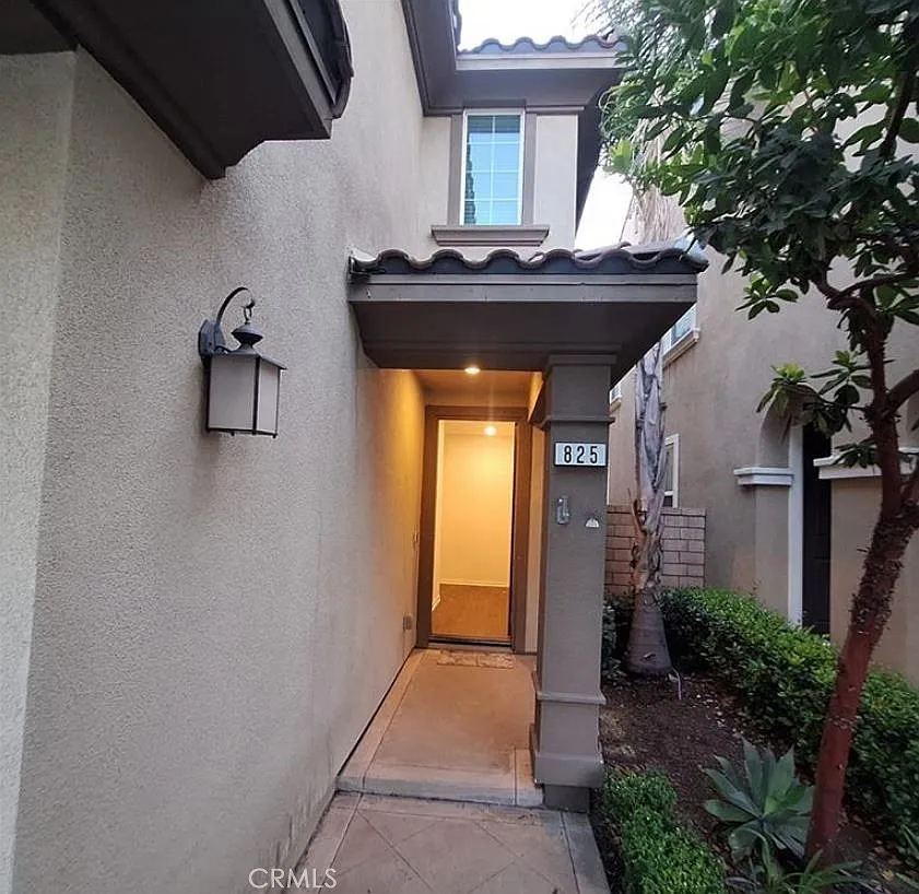 4 bed, 2.5 bath, 2084 sqft, $3,895 — Photo 2