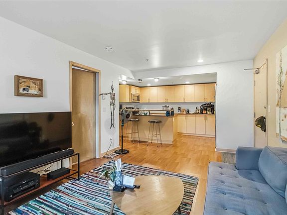 5th image of 787 Tyee Rd #304