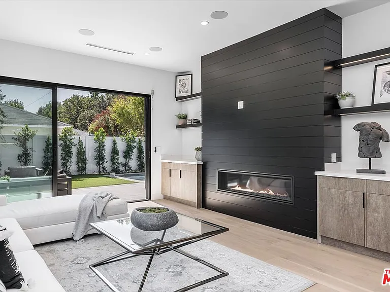 14602 Morrison St — Photo 4