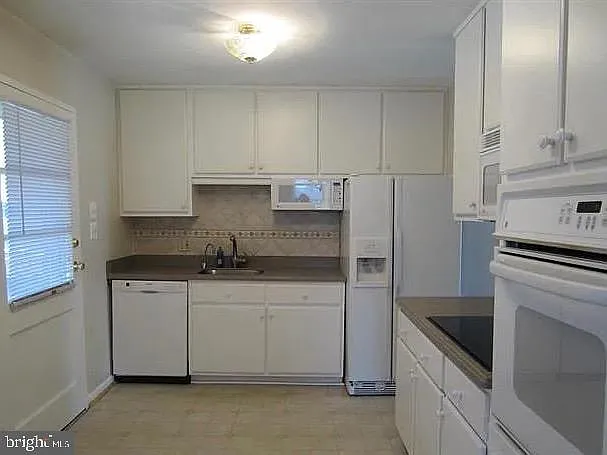 1452 Dewberry Ct — Photo 3
