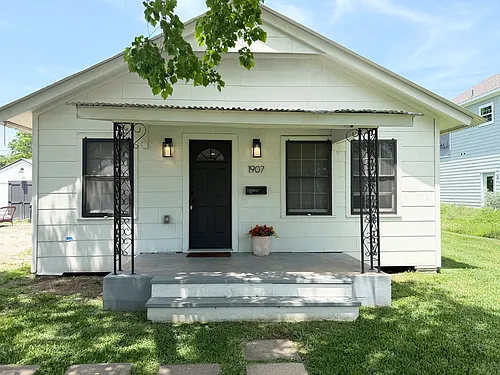 1907 Avenue N Photo 1