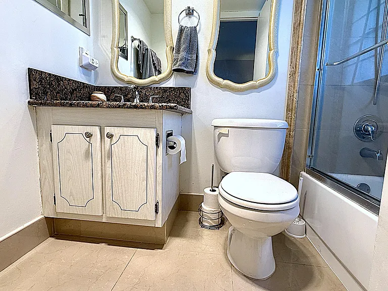 21 Newport B — Photo 16