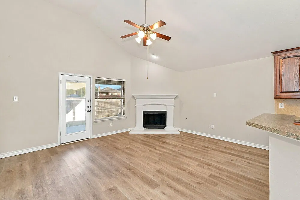 3 bed, 2.0 bath, 1670 sqft, $2,200 — Photo 3