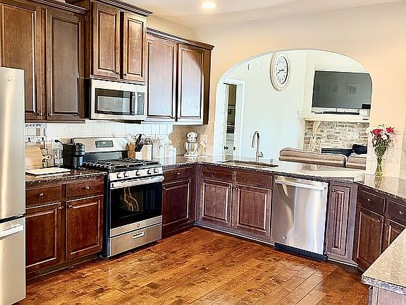 5th image of 622 Willowtree Way