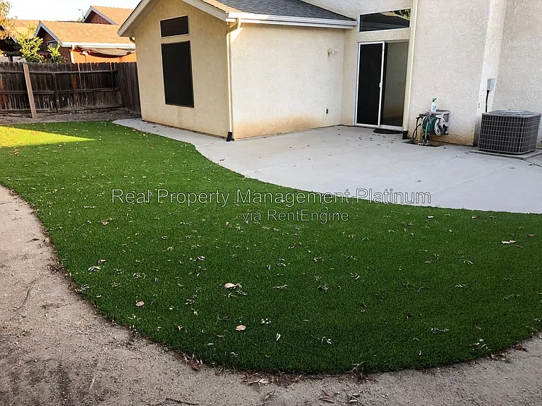 2667 Santa Ana Ave — Photo 9
