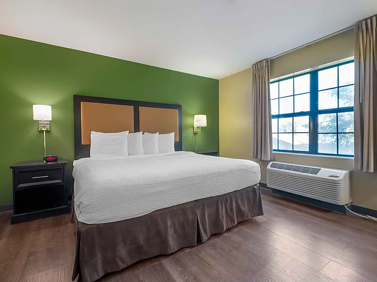 1 Bedroom Suite - 1 King Bed