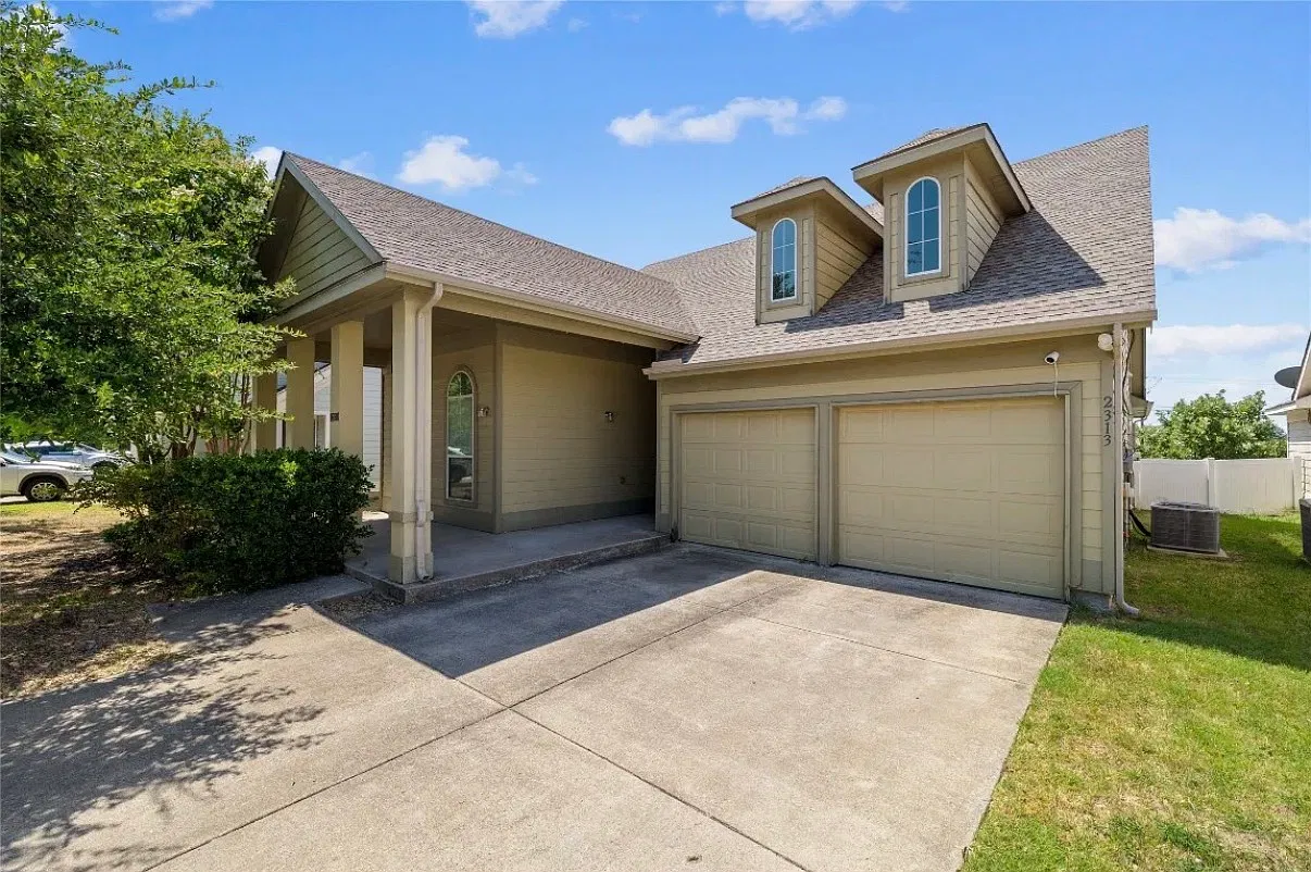 3 bed, 2112 sqft, $2,400 — Photo 2