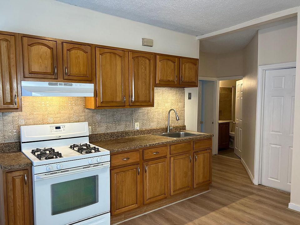 1st image of 138 Garden St Floor 1