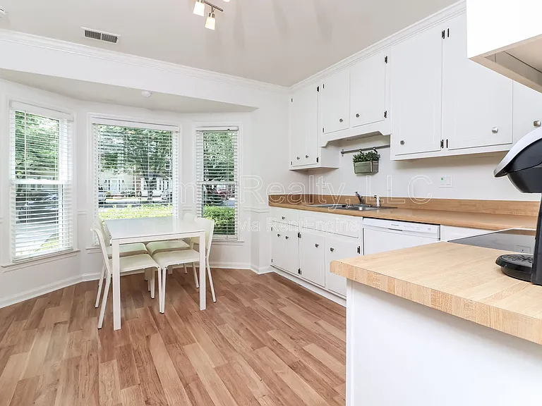 1381 Old Virginia Ct SE — Photo 8