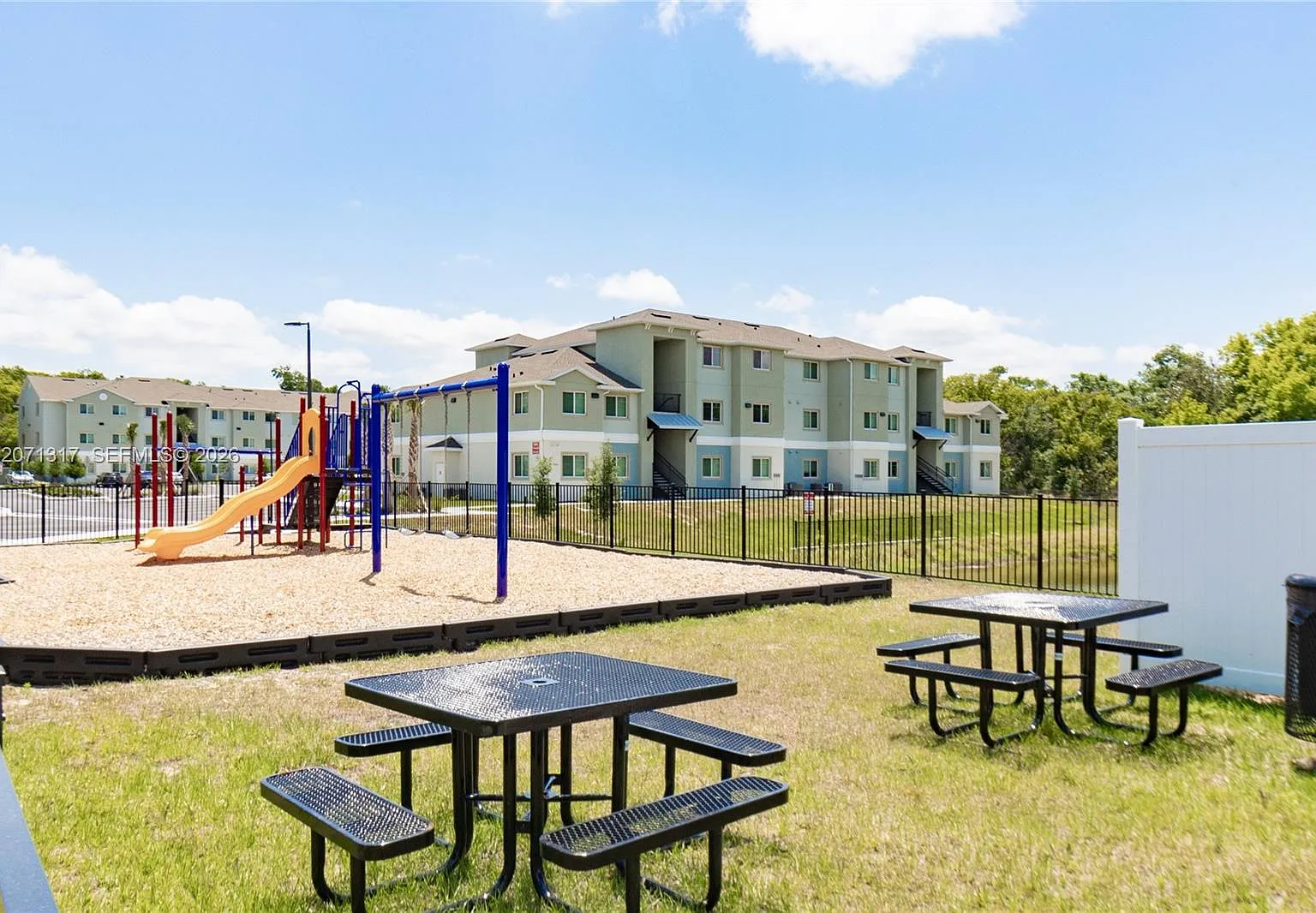 3 bed, 2.0 bath, 1224 sqft, $1,572 — Photo 4