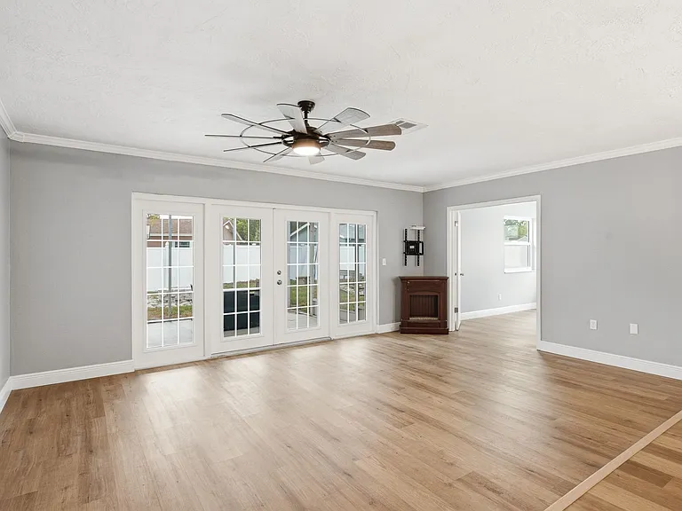 330 Scott Ct — Photo 2