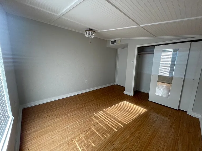 604 E Broadway St — Photo 9