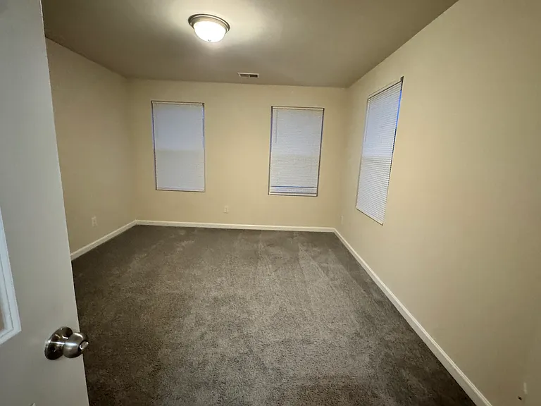 585 Merchant St — Photo 6