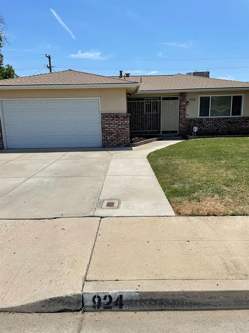 924 W Santa Ana Ave photo 1