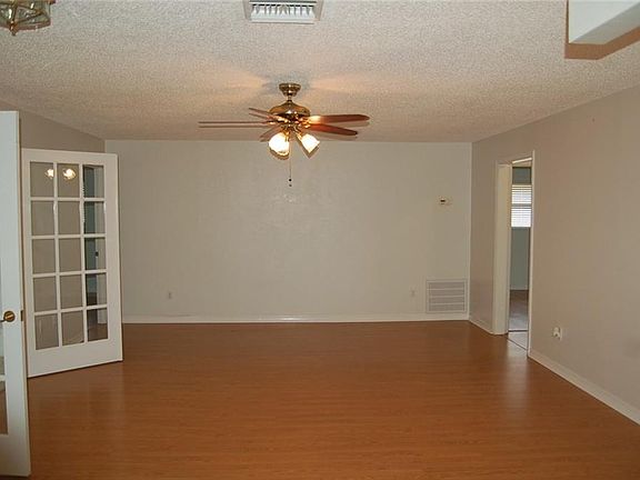 5th image of 930 E Normandy Blvd