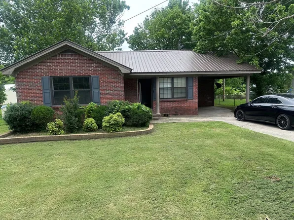 427 S Jones St, Bolivar, TN 38008