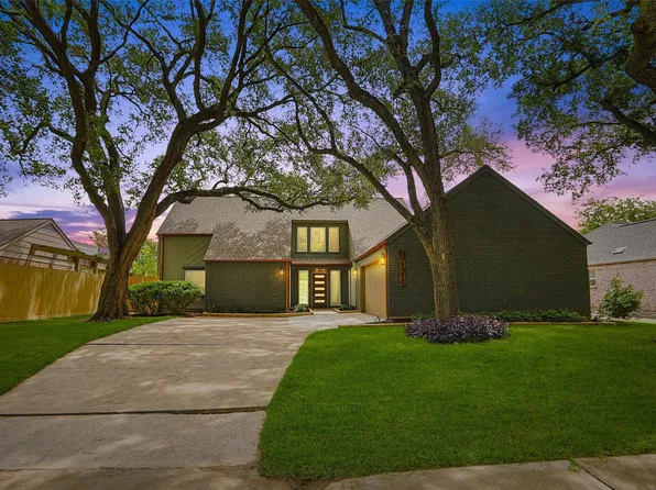 1315 Warwickshire Dr, Houston, TX 77077
