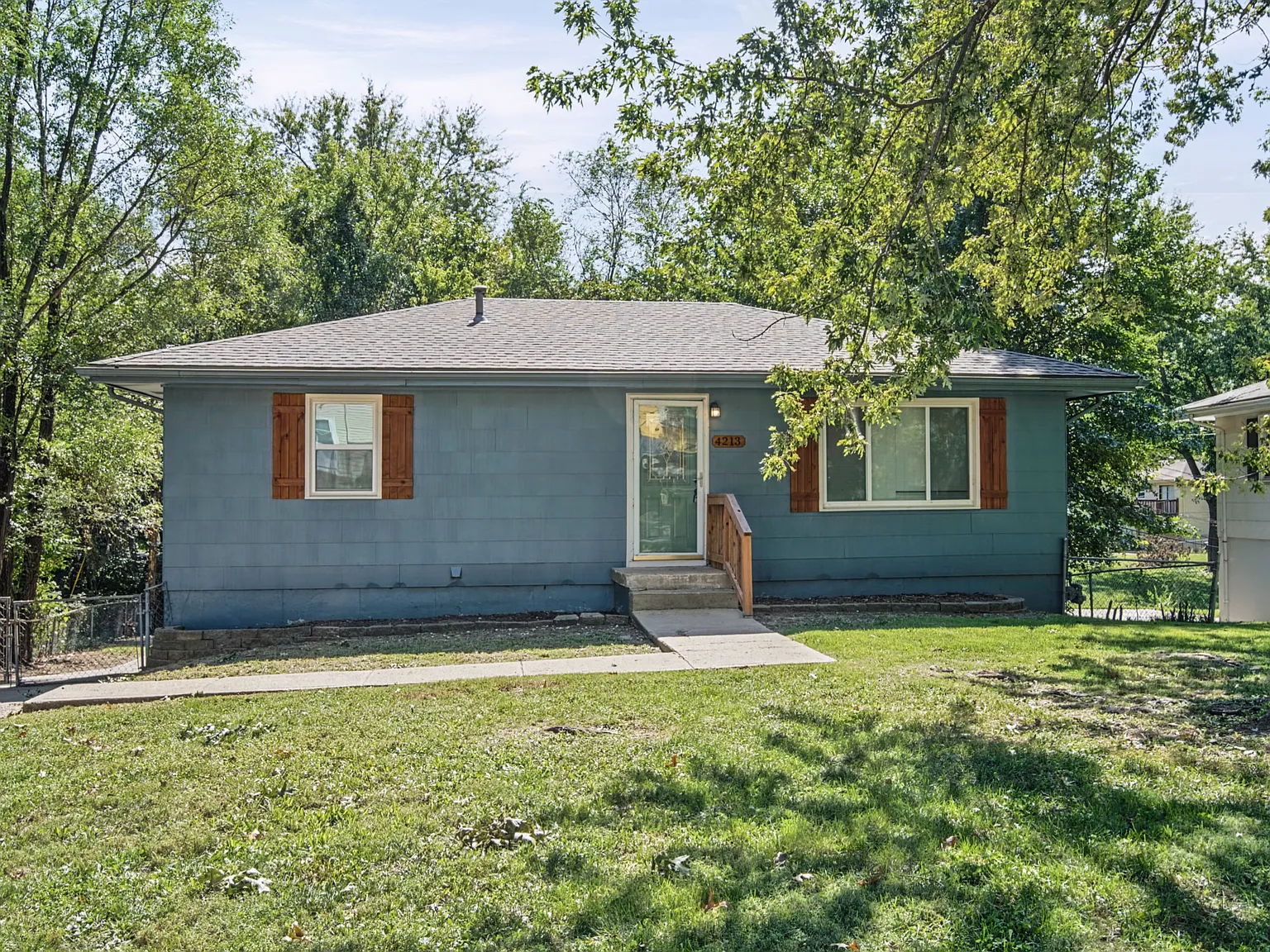 4 bed, 1.5 bath, 1400 sqft, $2,100 — Photo 1