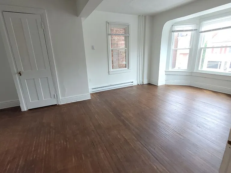 565 W Market St — Photo 19