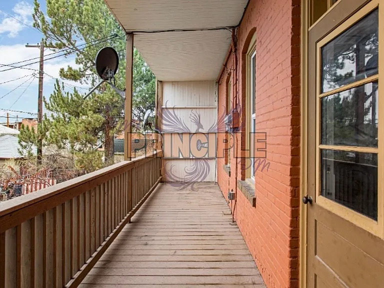 820-822 W Silver St — Photo 19